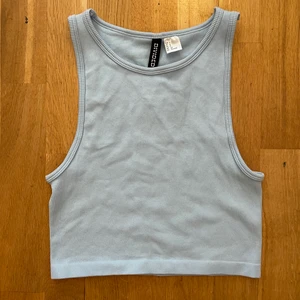 Ett ljusblått linne i storlek S - Ett ljusblått jätte fint linne som endast är testad. Köparen står för frakten🤍