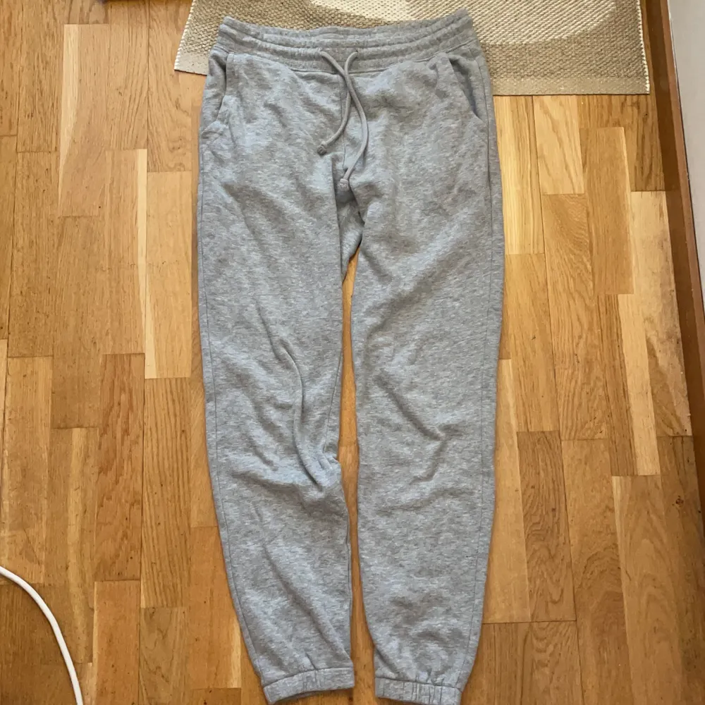 Ett par basic gråa fina mjukisbyxor som knappt är använda. Frakt står köparen för🤍. Jeans & Byxor.