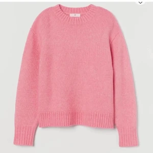 Stickad tröja - Säljer denna jättesköna tröja ifrån H&M. Säljer för att färgen inte riktigt passar mig!