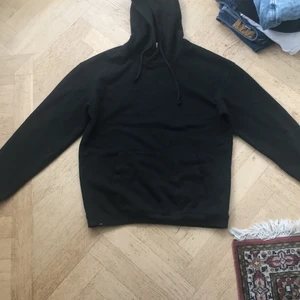 svart luvtröja  - Helsvart luvtröja i bra skick från jack and Jones 