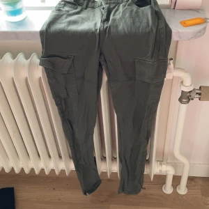  Gröna jeans  -  Grönare jeans från lager 157 har fickor på bena har även en liten snitt där nere och de har knäpp och fickor där framme och du kan välja storlek mellan midjan 