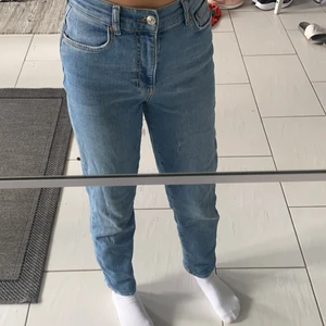 Blåa comfy mom jeans - Ett par ljusblå mom jeans från Gina tricot i storlek 34. De är använda men i ett forfarande väldigt bra skick. De är väldigt sköna men jag har tyvärr växt ifrån dem. Rekommenderar starkt att du köper den. Köpte dem för 499 och säljer nu för endast 149. Köparen står för frakt + föremålets kostnad.