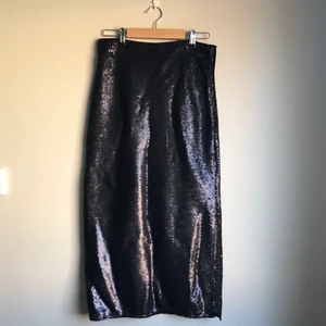 Paljettkjol - Knälång figursydd paljettkjol från H&M. Aldrig använd, storlek 38 men passar även 36. 