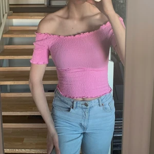 Rosa off shouler topp - Passar från storlek xs-M. Inga lösa trådar, inga fläckar eller diffekter. Skriv i DM för fler frågor. Det går att använda den s en T-shirt om man vill. Nypriset är 149kr. Det går med spårbar frakt.