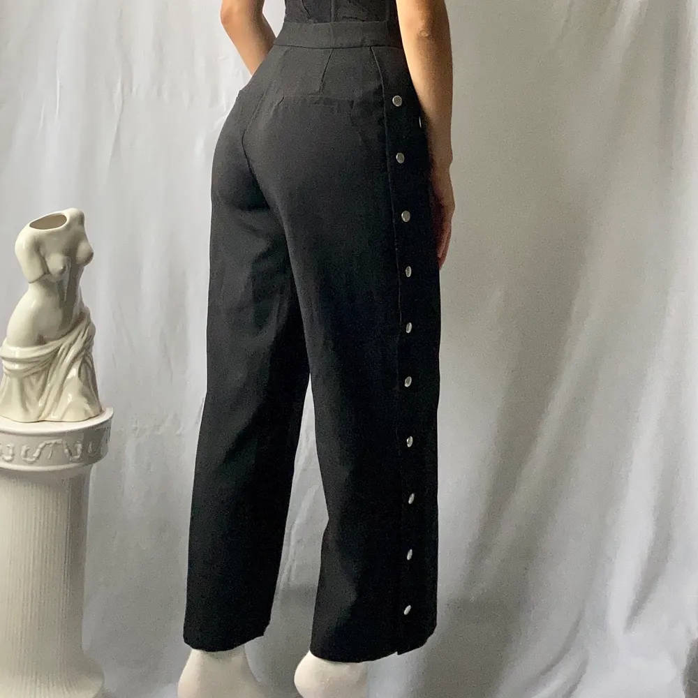 🌊 COOL WIDE LEG BLACK PANTS WITH SILVER BUTTON UP SIDE LEGS  • SIZE - XS / EU 34 • BRAND - NAKD • MATERIAL - Polyester . Jeans & Byxor.