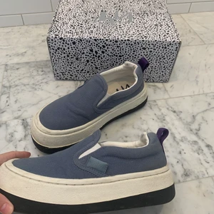 Eytys venice - Eytys venice slip ons i blått strl 38. 600kr! ✨✨