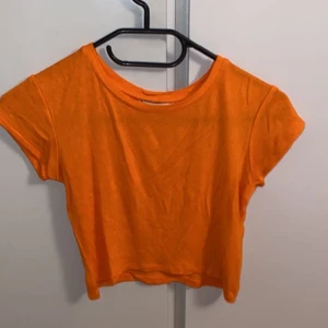 T shirt, XS - En kort tajt T shirt, nästan aldrig använd. Väldigt tunn. Köparen betalar frakt