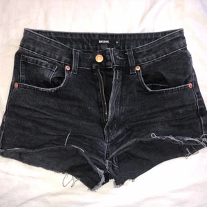 Svarta jeansshorts - Svarta jeansshorts från Bikbok i snygg tvätt. Säljer då de är för små för mig!