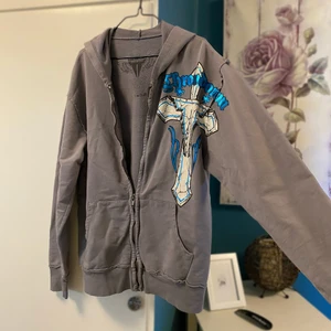 2000’s ziphoodie - Helt ny, använt typ 2 gånger. Tunn i materialet så perfekt året runt. Färgerna på bilderna stämmer. Tvättas separat 30 grader. ‼️BUDET LIGGER PÅ 640KR‼️