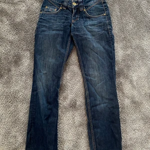 Lågmidjade jeans - Snarare en XS än S.. alltså små i storleken. Köpare står för frakt eller så möts jag