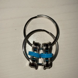 Flippy chain - Säljer 5 stycken flippy chain, dom kostar 19kr styck. Plus frakt som kostar 15kr. Allt jag säljer är helt nytt såklart.