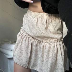 En supersöt kjol från SHEIN storlek S som jag tyvärr inte tyckte passade på mig. Mitt pris: 100kr + frakt