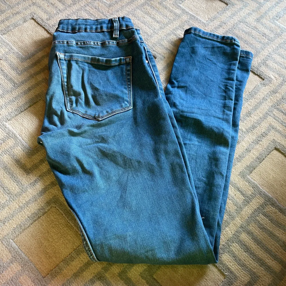 Jeans i storlek 158 i märket denim från Cubus. Är i modeeliten jegging jade. Är välanvända men i bra skick. Skulle säga att de är slim fit.. Jeans & Byxor.
