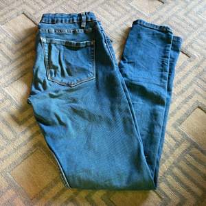 Jeans i storlek 158 i märket denim från Cubus. Är i modeeliten jegging jade. Är välanvända men i bra skick. Skulle säga att de är slim fit.