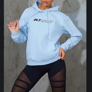 Prettylittlething hoodie  - Storlek M, knappt använd, bra skick 💙