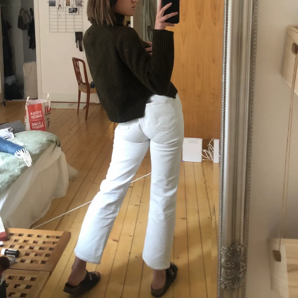 Snygga vita jeans från stories som är väldigt sparsamt använda och endast tvättade en gång. Slutar ungefär vid fotknölen på mig som är 168 isch centimeter. Väldigt snygga!! Passa perfekt till vårens helvita trend!!. Jeans & Byxor.