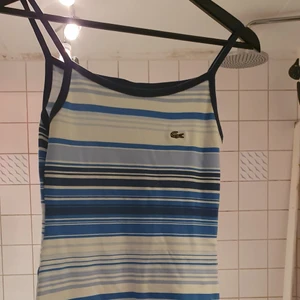 En åkt vintage Locusts klänning  - En fint locusts klänning som stretcher och står sexig på kroppen .Bra till summer och en fest. Finns fler bilder och bud I kommenterna. Den är användade 3 dager passar xs_ s