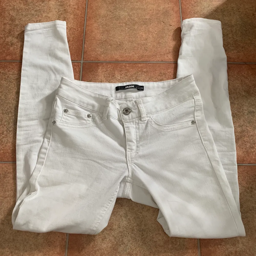 Vita tajta Lågmidjade jeans från Bikbok storlek xs. . Jeans & Byxor.