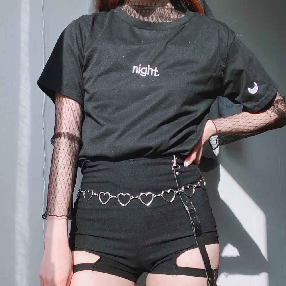 säljer en snygg koreansk ”night” t-shirt med en månde på högra ärm 💖 enkel men snygg!. T-shirts.