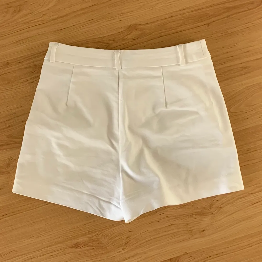 Vita kostymshorts strl:32! Köparen står för fraktkostnaden😊. Shorts.