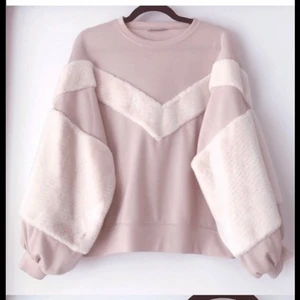 Päls-tröja från ZARA - cool sweatshirt från zara med stora ärmar täckta med supermjuk!!! Päls. Använd ett fåtal gånger. Storlek s, men eftersom att den är stor överallt så kan den passa upp till L skulle jag tro.  ❤️