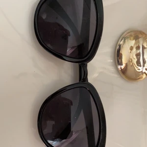 Solbrillor - Snygga lite kattögon liknande solglasögon 