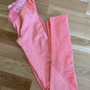 Gymshark tights XS-S - Snygga tights från gymshark, finns ej kvar på deras hemsida! Inköpta för ca 450kr, säljer för 250kr + frakt. Storlek XS men de är väldigt stretchiga så funkar även på mig som normalt har S. 🥰 (skick: väldigt bra skick och endast använda ett fåtal gånger)