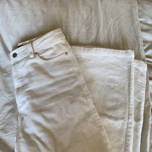 Byxor - Säljer dessa byxor från Gina Tricot. Aldrig använda! Jättefina nu till våren. Storlek 36 men passar även 38.