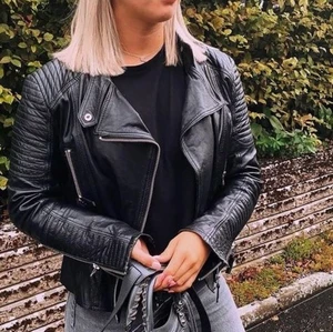 Skinnjacka från primeboots strl 40 - Bra skick utvändigt, sprucken söm inuti vid armhålan (dock lätt att fixa om man skulle vilja det) liten i storleken så passar en 36/38, köpt för 5 år sedan.