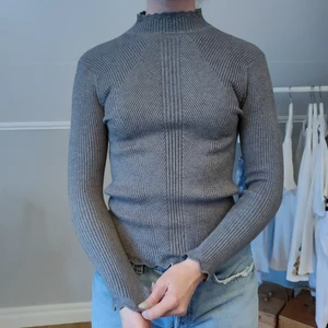 Grå långärmad tröja - Superskön långärmad tröja. Använd 2-3 gånger och i fint skick!