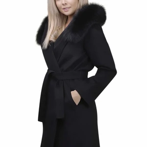 Hollies Lucinda kappa - Så fin kappa från lucinda som inte används och därför förtjänar ett nytt hem. Nypris 5990kr men på grund av att två knappar trillat av så säljs den billigt. ÄKTA päls.