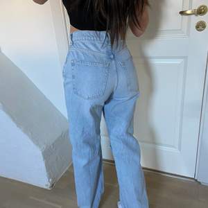 Mina absoluta favoritjeans som jag råkade köpa i en storlek för stort från Gina Tricot i storlek 36. Bud från 70 kr💗💖❤️