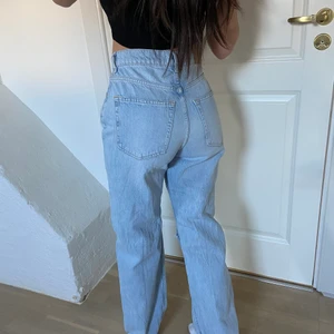 Jeans med slitningar - Mina absoluta favoritjeans som jag råkade köpa i en storlek för stort från Gina Tricot i storlek 36. Bud från 70 kr💗💖❤️