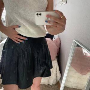 Skinnkjol - En supersnygg svart skinnkjol från Abercrombie & Fitch i strl S med små fickor på sidan💕💕