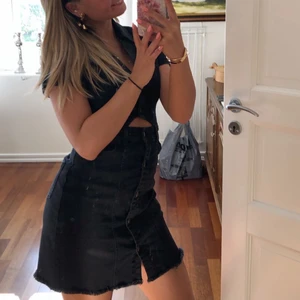 Jeans klänning ifrån Zara - Säljer denna otroligt fina jeans klänningen med knappar och en liten öppning framtill! Den är i svart jeans material och kommer ifrån Zara, XS/34! Kontakta vid fler frågor!💓