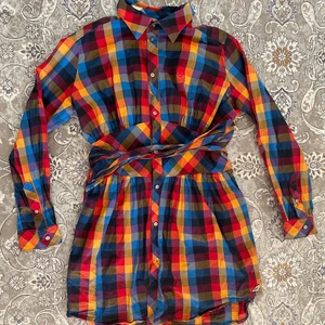 Skjortklänning adidas  - Skjortklänning från adidas i väldigt bra skick. Stor i storleken men passar alla pga snöret i midjan. 