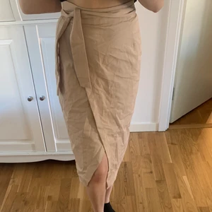 Beige kjol NAKD, Hanna schönberg - Storlek 36, men funkar till 34 och 38 i och med att man knyter själv. 