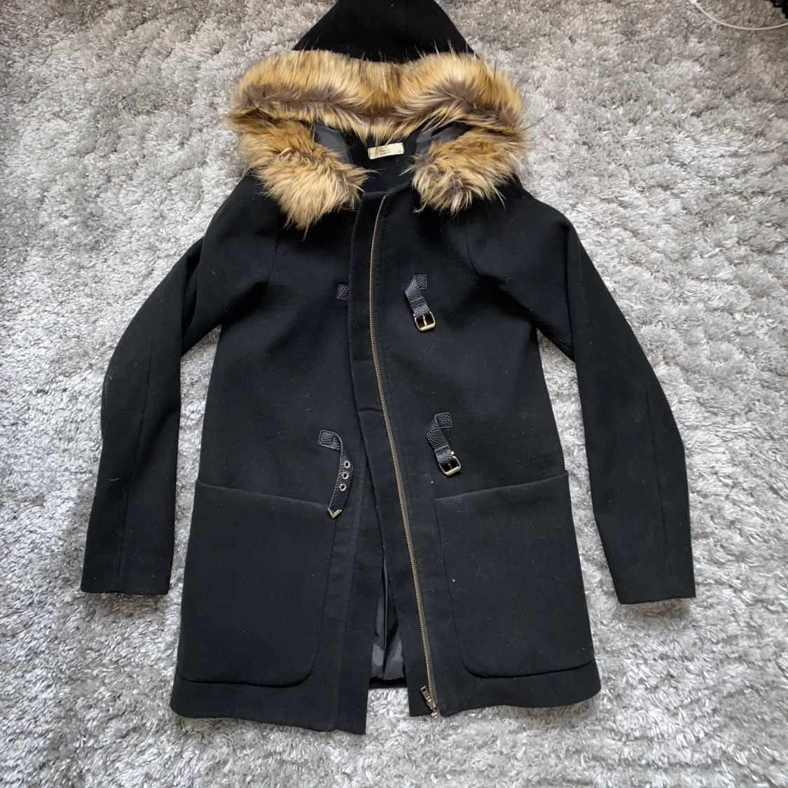 Svart kappa med fejk päls - 90