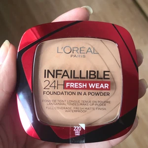 Loreal Infallible foundation powder - Puder foundationen som är känd från tiktok! I färgen: 220 sable sand🥰 Ordinarie pris: 159kr! Köpte för några dagar sen men när jag kom hem och testade så var det fel färg för mig och kan ej lämna tillbaka det. Därför tänkte jag testa att sälja det istället. Den är alltså nästan som ny, endast dragit med beautyblender en gång i den. Frakten får köparen betala! Jag ansvarar inte för postens slarv.