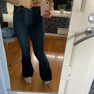 Dr Denim bootcut M - Djupblåa bootcutjeans i bra skick! Tight passform, inga skavanker. Sparsamt tvättade så färgen är fortfarande fin. Jag på bild är 172 cm lång och de brukar lägga sig fint över skorna för mig. Bara att höra av sig för fler bilder eller vid frågor. 