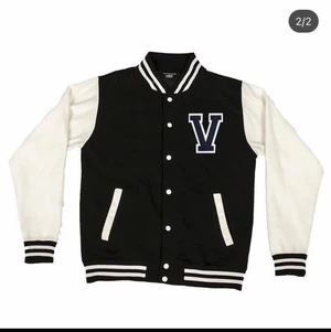 Verborgen Studios Varsity Jacka - Sällsynt Verborgen Studios Varsity Jacket, använd 2-3 gånger men inga tecken på användning, Storlek L (passar M/L), perfekt höst/vår jacka 
