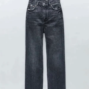 Zara 90s - Säljer dessa helt slutsålda byxor från zara, i fint skick då dem aldrig är använda ❤️