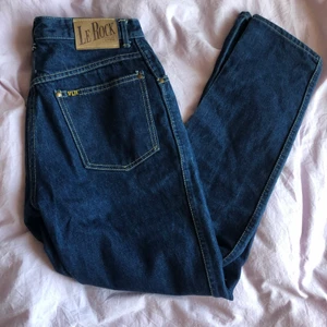 LE ROCK jeans  - Fina mörklblå LE ROCK jeans i storlek 36/38. Köpta för 250kr seconhand. Passar bra i midjan och är supersnygga om man gillar 80-talsjeans. Jag är 174cm lång och byxorna är i bra längd för mig. Köparen står för frakt.