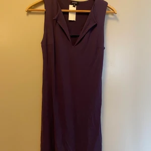 Lila klänning  - En lila klänning från kookai men köpt på myrorna så den är antagligen ganska använd men jag har bara använt den en gång🥰 den har en liten knapp där fram. Det står ingen storlek förutom ”2” men jag skulle säga att den passa ungefär som en xs eller s