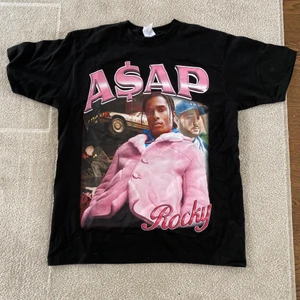 ASAP rocky t-shirt - ASAP rocky t-shirt aldrig använd. Funkar för både dam och herr. Jag är 175 och den är lagom oversized för mig. 