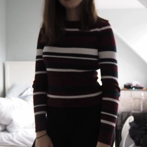 Stickad tröja - Tunn stickad tröja från H&M! Tycker den är så snygg men är tyvärr för liten! Älskar vinröda och marinblåa färgerna tillsammans! Storlek XS, stretchigt material!