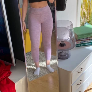 Träningstights  - Supersköna träningstights som tyvärr är lite för stora i midjan på mig. Använda en gång. Kan mötas upp i Mjölby, annars står köparen för frakten☺️