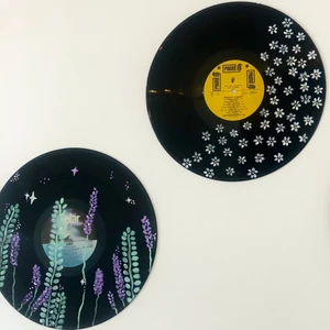Målade vinylskivor - Egenmålade vinylskivor💛 går att få i önskat mönster och funkar perfekt att sätta upp på väggen med en spik i mitten☺️ hör av dig om du har några frågor🙌