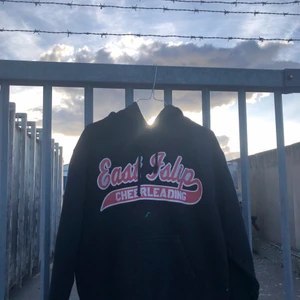 COLLEGE HOODIE!! 🌅🌅 - College hoodie från East Islip high school och deras cheerleading. Tröjan skulle jag uppskatta är från tidigt 00-tal och är i bra vintage skick, trycket har en del crackings i trycket vilket enligt mig bara gör tröjan snyggare. Tröjan är storlek S och skulle säga att tröjan är något större. Det är bara att skriva om du undrar något! 🌅🌱