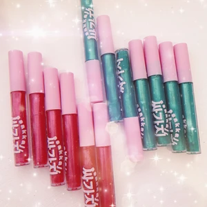 싸가지 Läppglans 💞✨ - Superfina läppglans i 2 olika shades. Nya självklart från vårat egna koreanska märke. Finns att se mer på instagram @ssakkaji eller skriv i DM för att köpa 🥰✨ help supporting small businesses